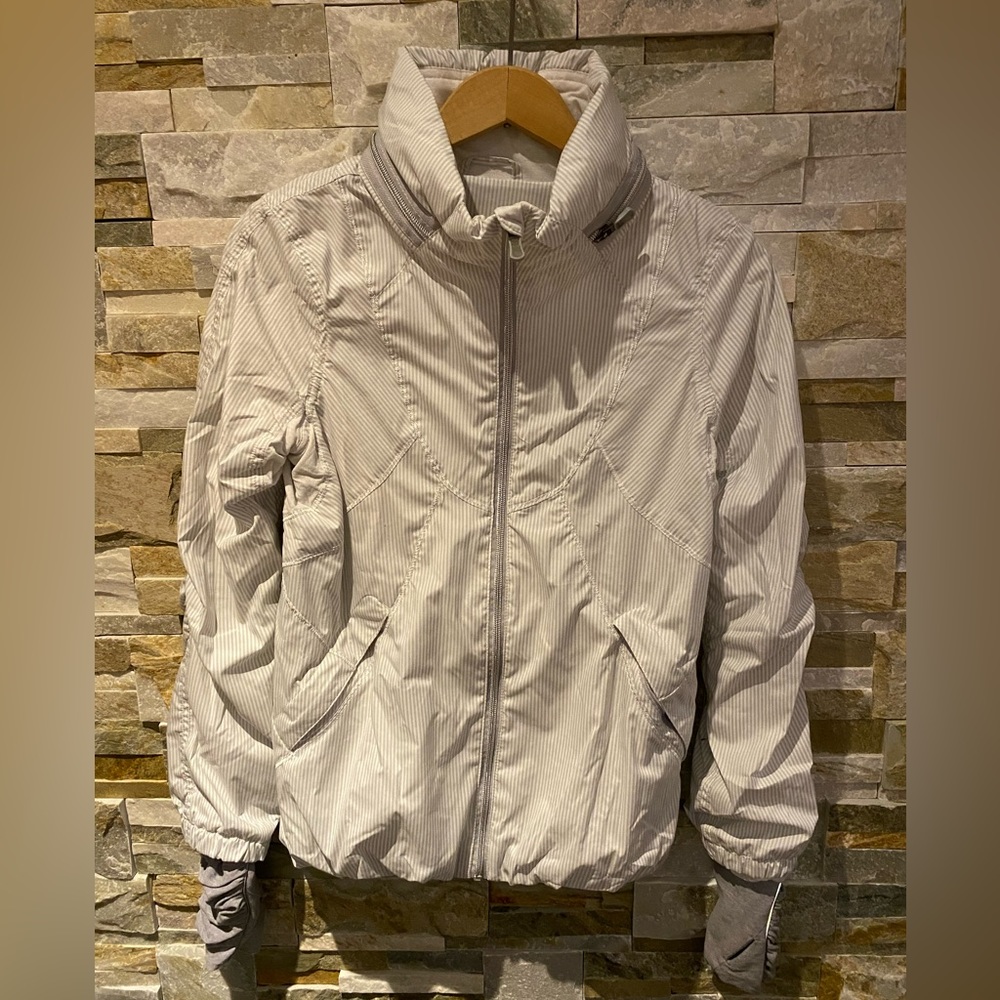 Lululemon Run Jacket - White, Lined with hood and a ton of pockets - size 8